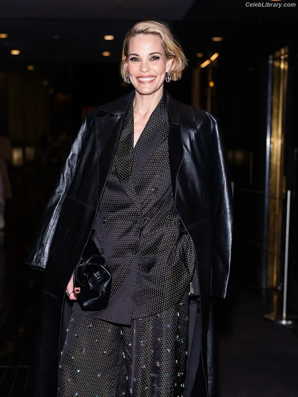 Leslie Bibb photo 3 of 101