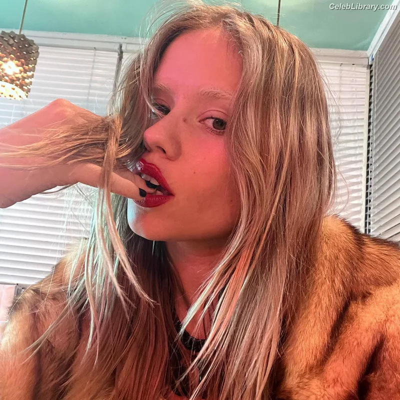 Lexee Smith photo 22 of 549