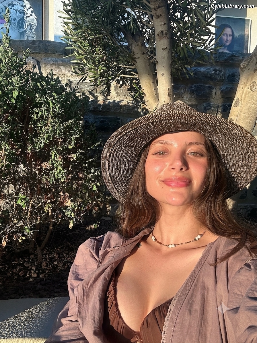 Leyla Tanlar photo 3 of 17