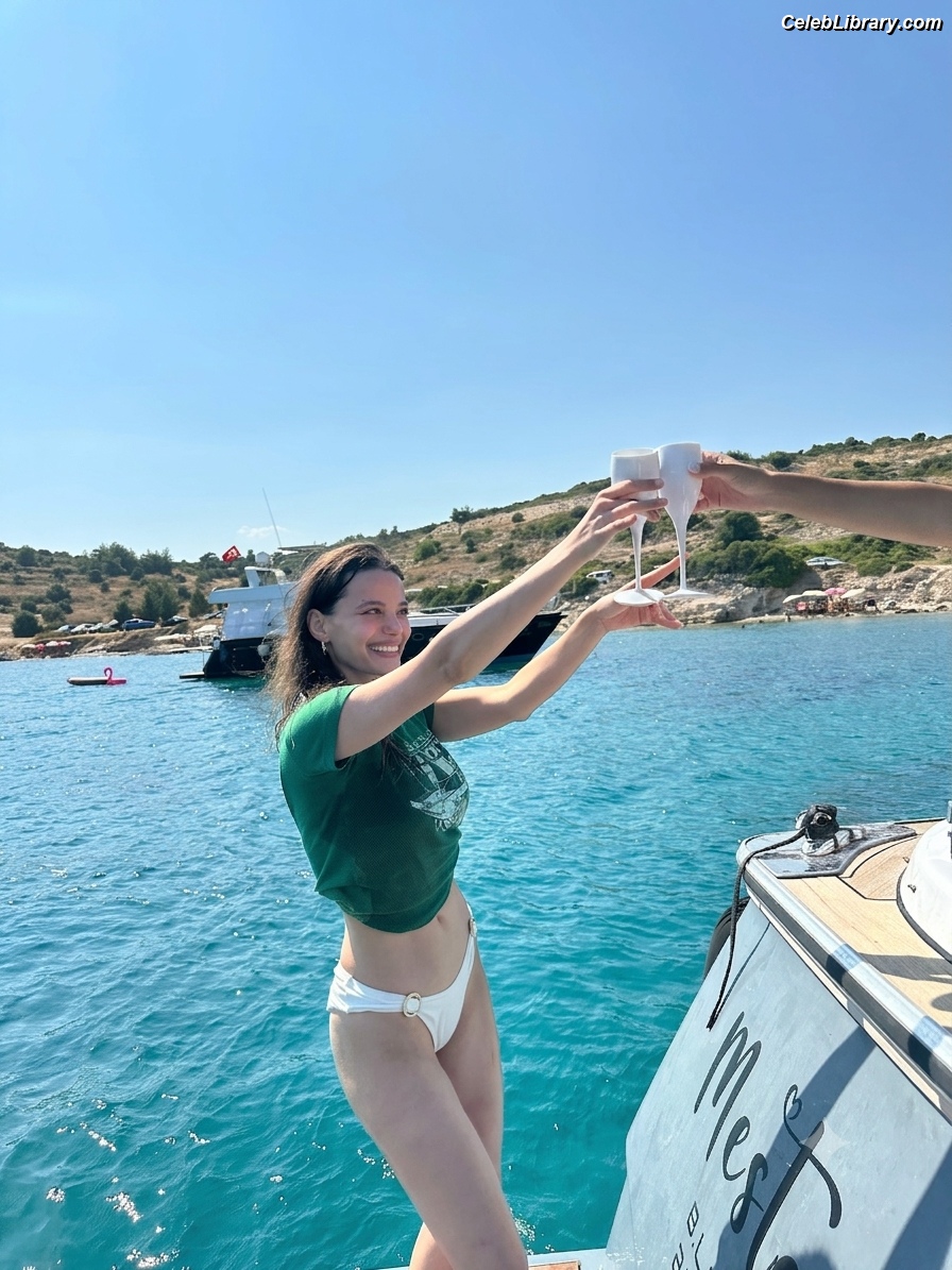 Leyla Tanlar photo 5 of 17