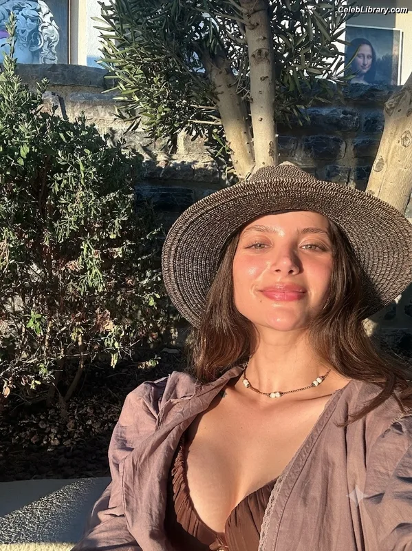 Leyla Tanlar photo 3 of 17
