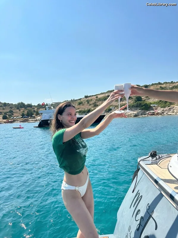 Leyla Tanlar photo 5 of 17