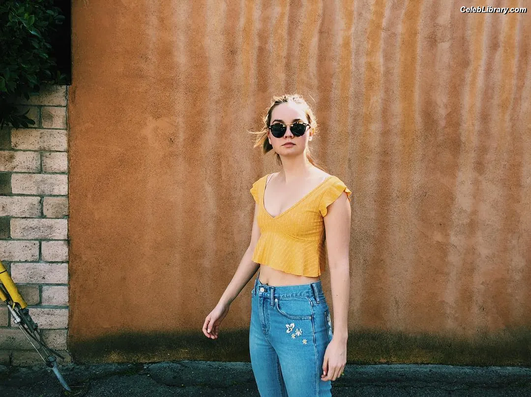 Liana Liberato photo 19 of 197