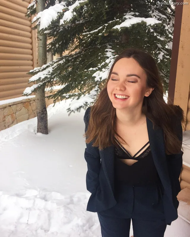 Liana Liberato photo 15 of 198