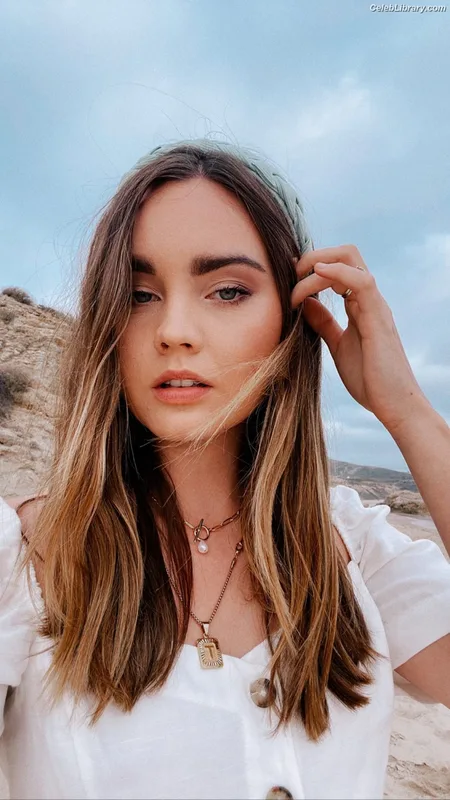 Liana Liberato photo 7 of 198