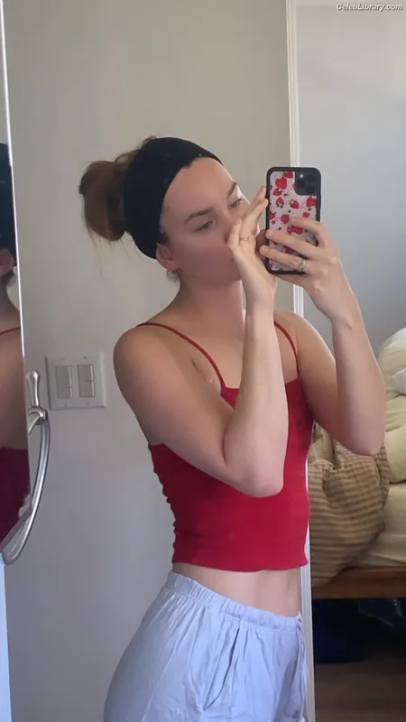 Liana Liberato photo 4 of 198