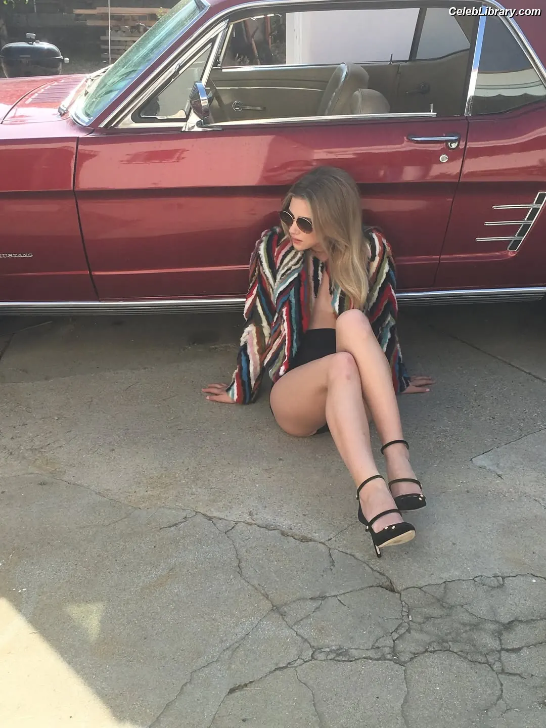 Lili Reinhart photo 12 of 1529