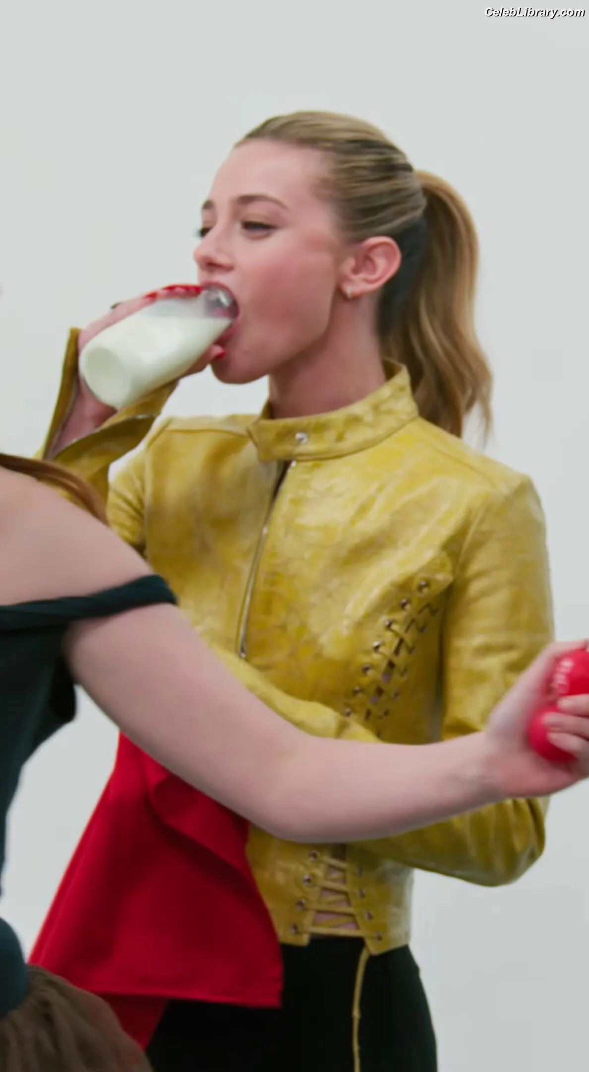 Lili Reinhart photo 4 of 1529