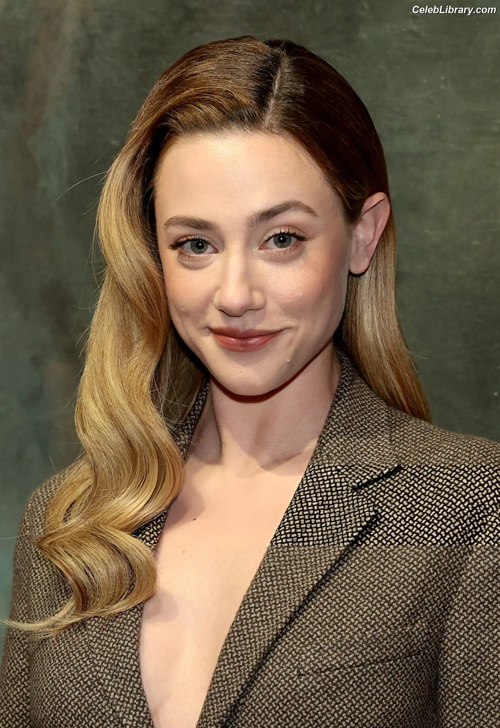 Lili Reinhart photo 24 of 1529