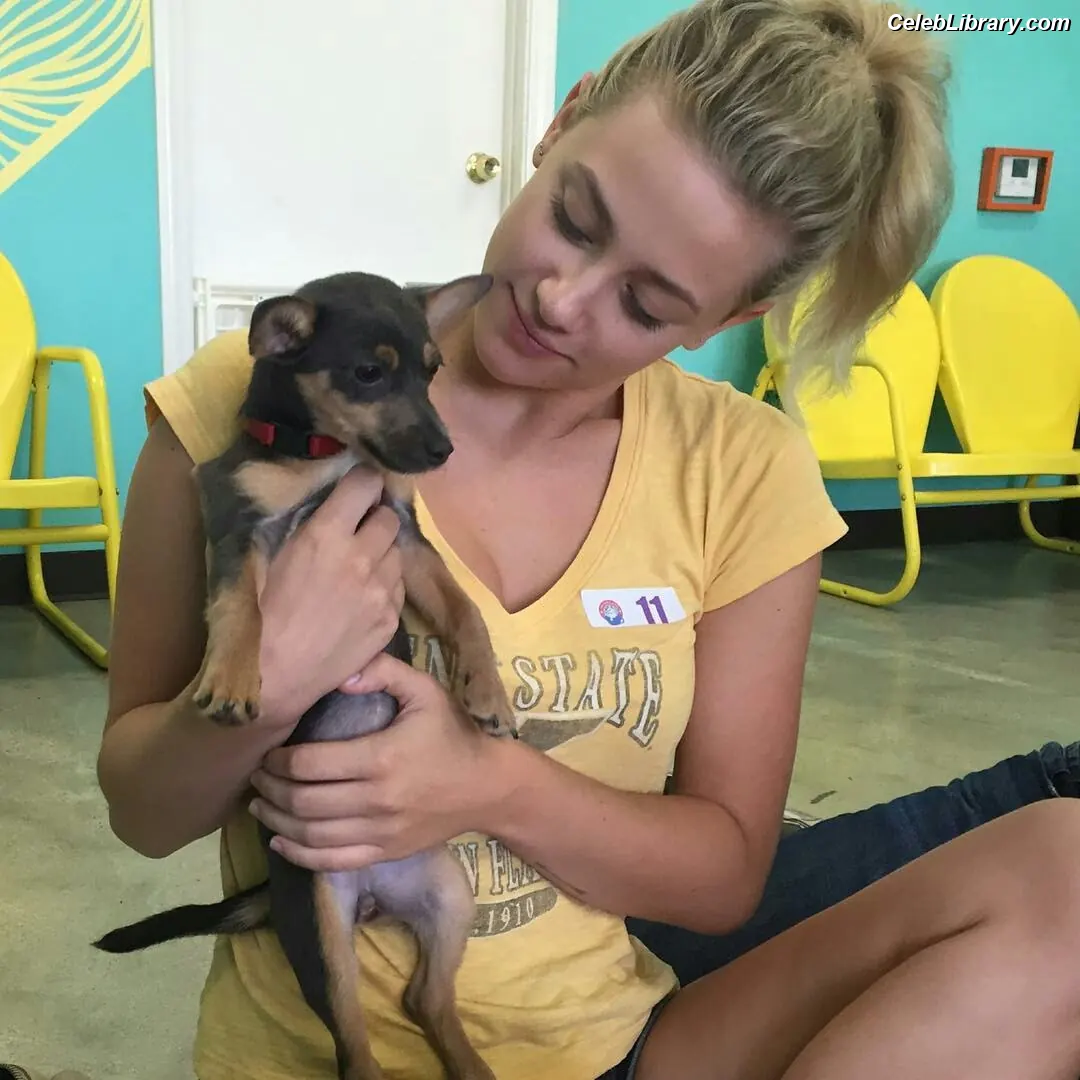 Lili Reinhart photo 7 of 1529