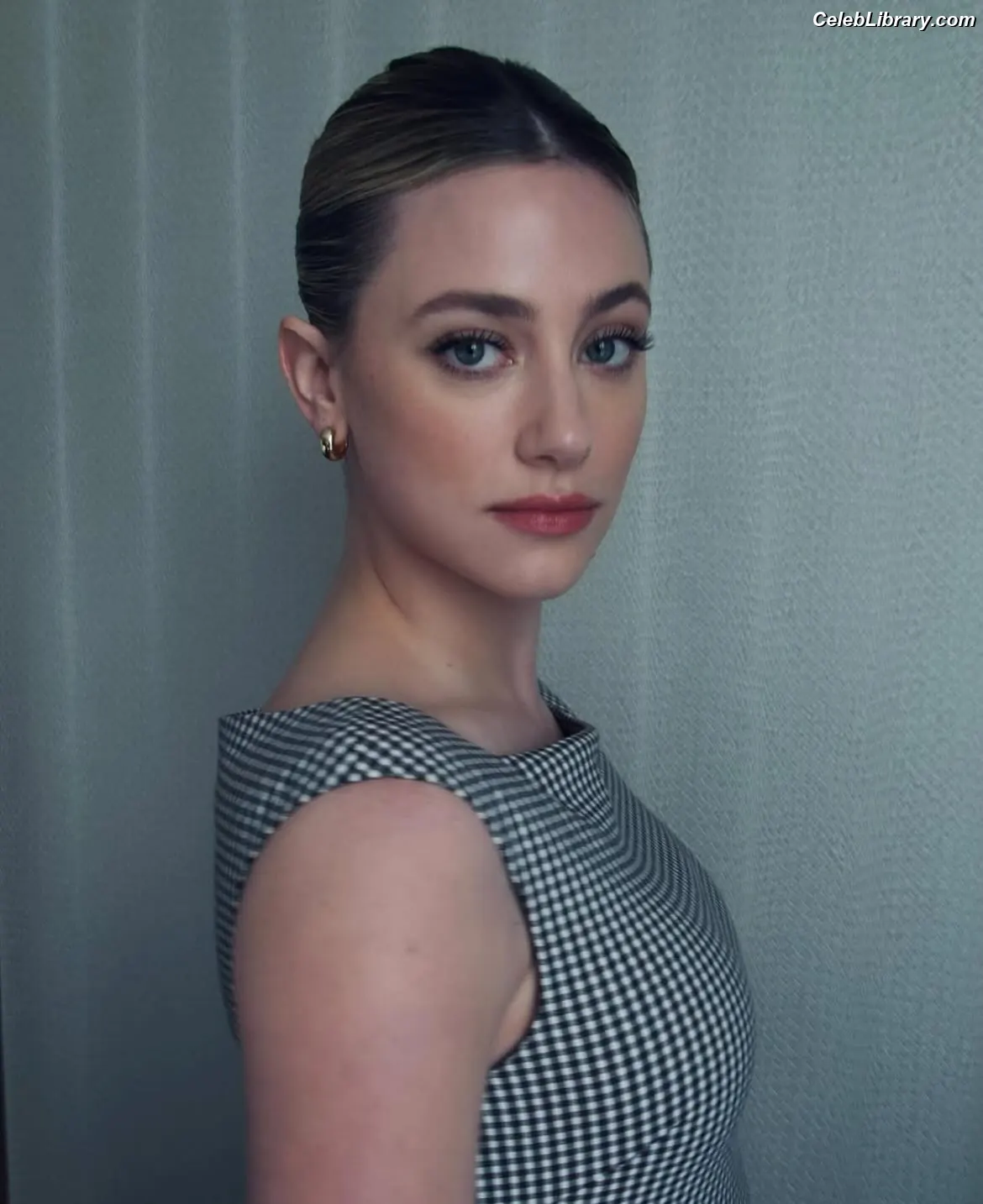 Lili Reinhart photo 3 of 1529