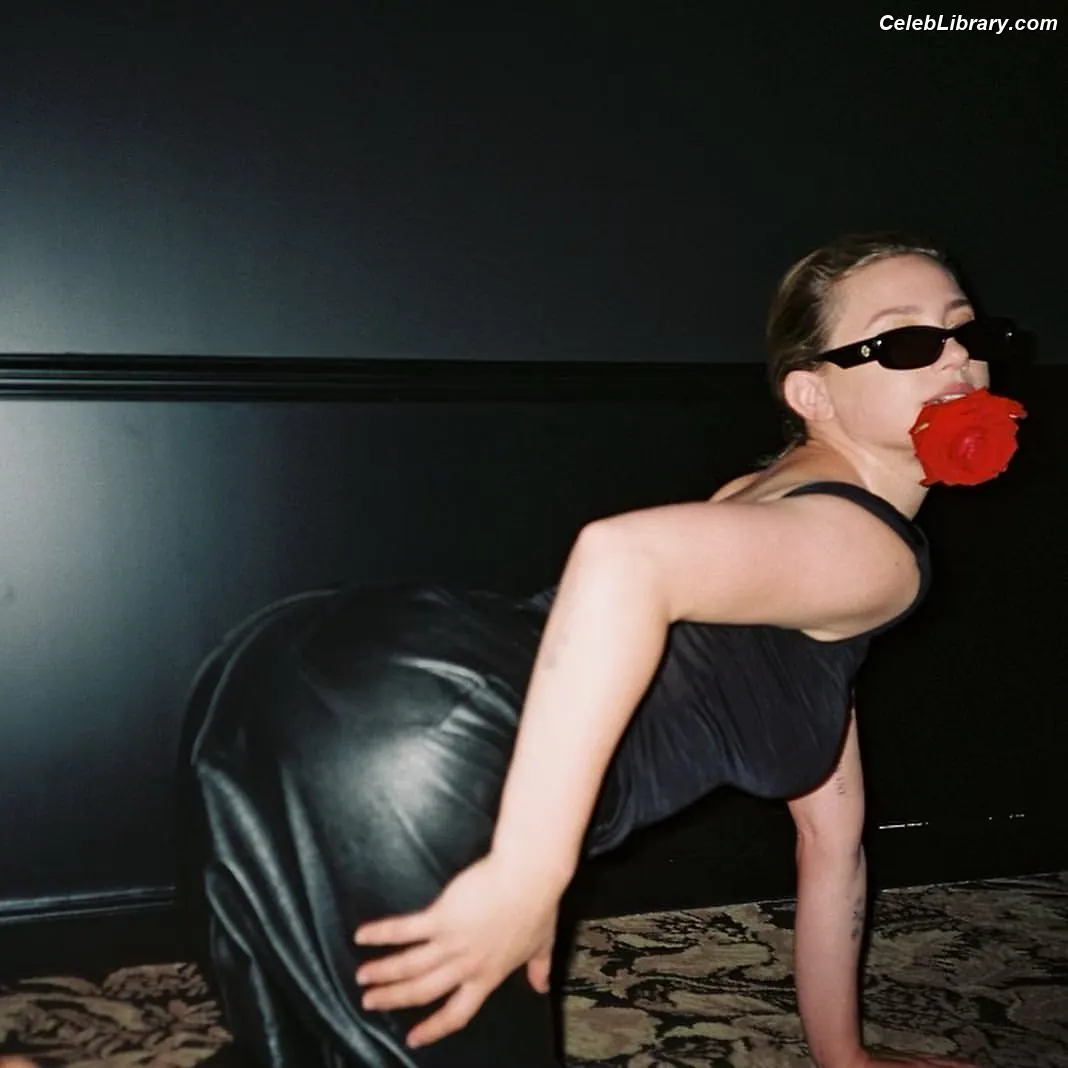 Lili Reinhart photo 10 of 1529