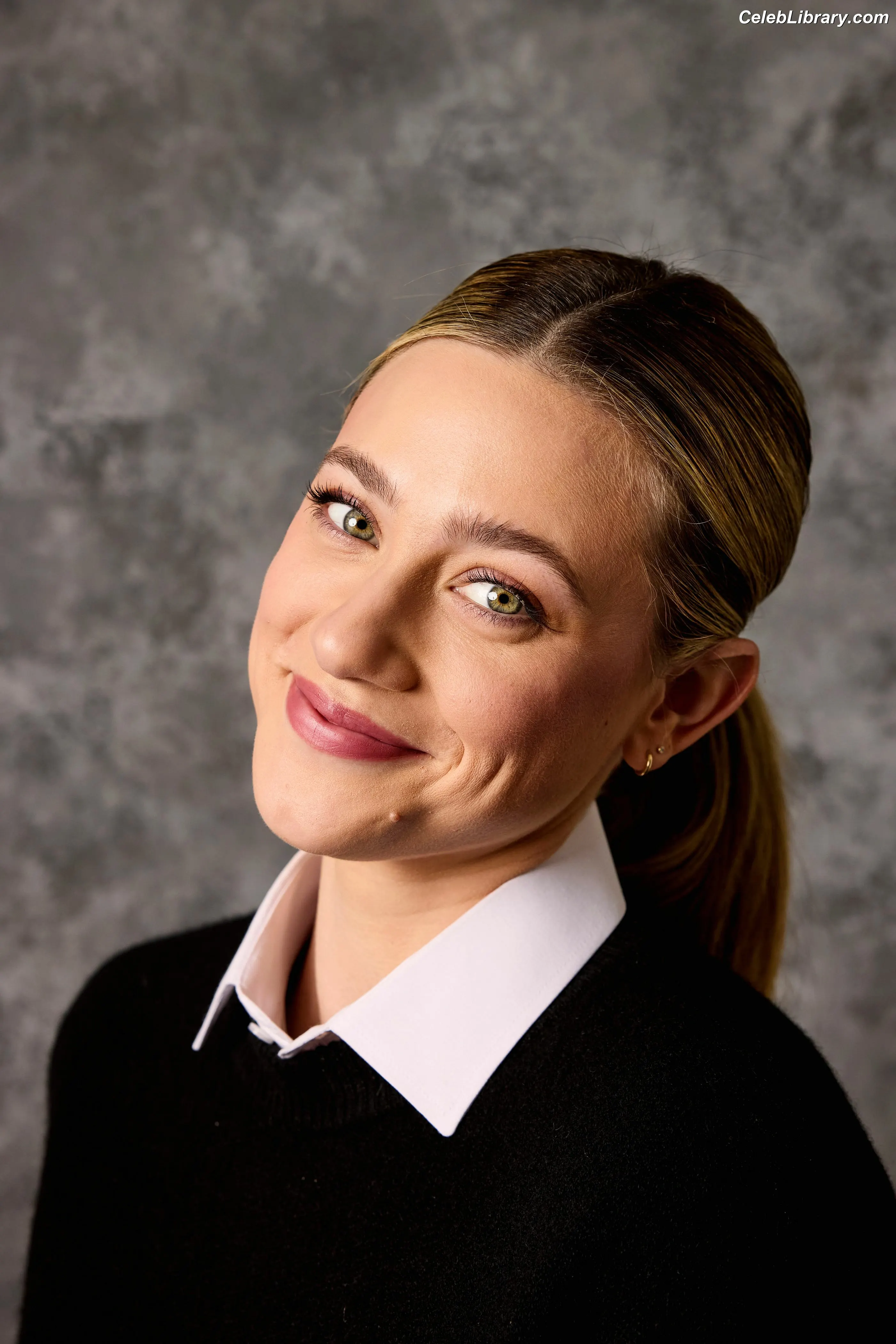 Lili Reinhart photo 3 of 1529