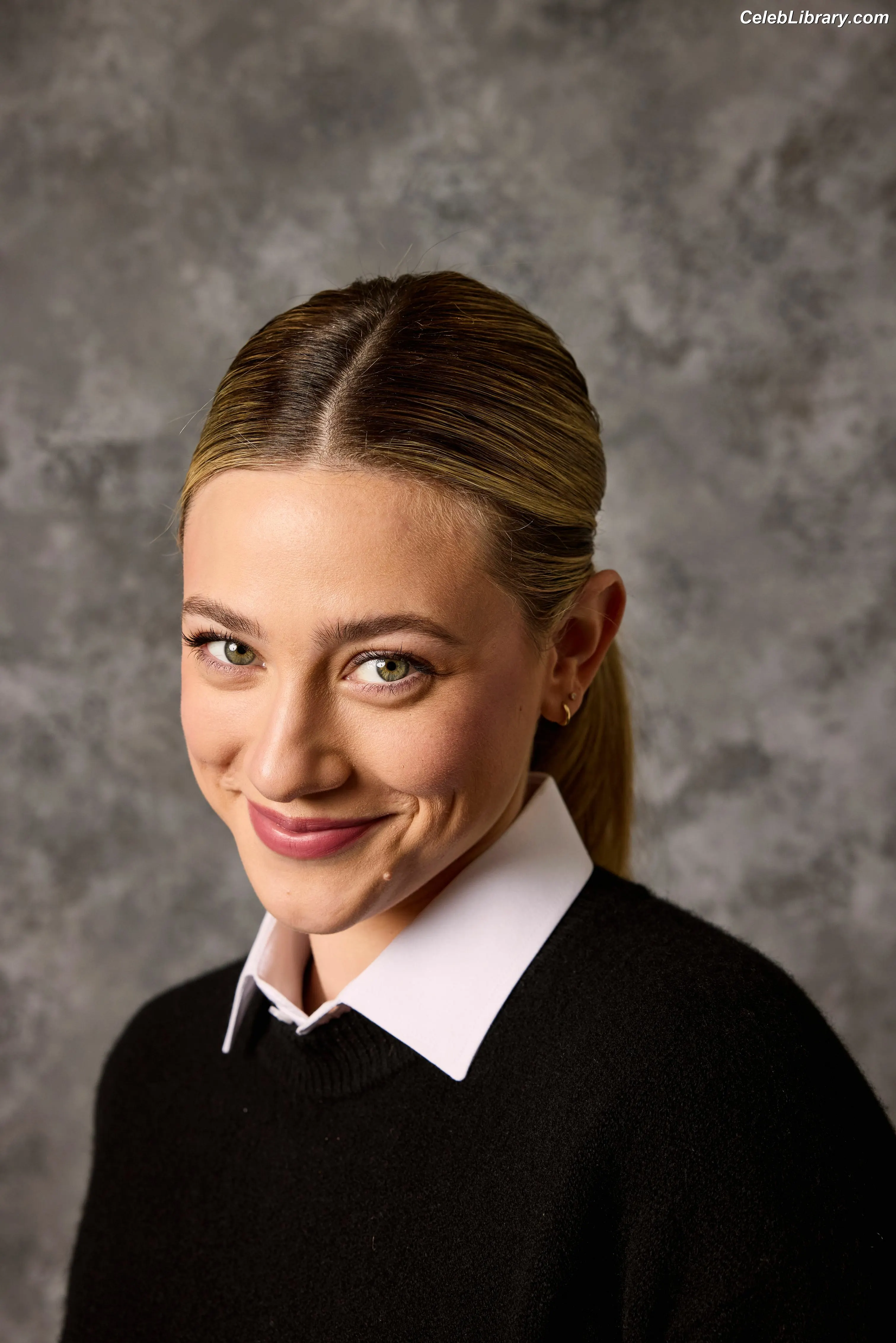 Lili Reinhart photo 5 of 1529