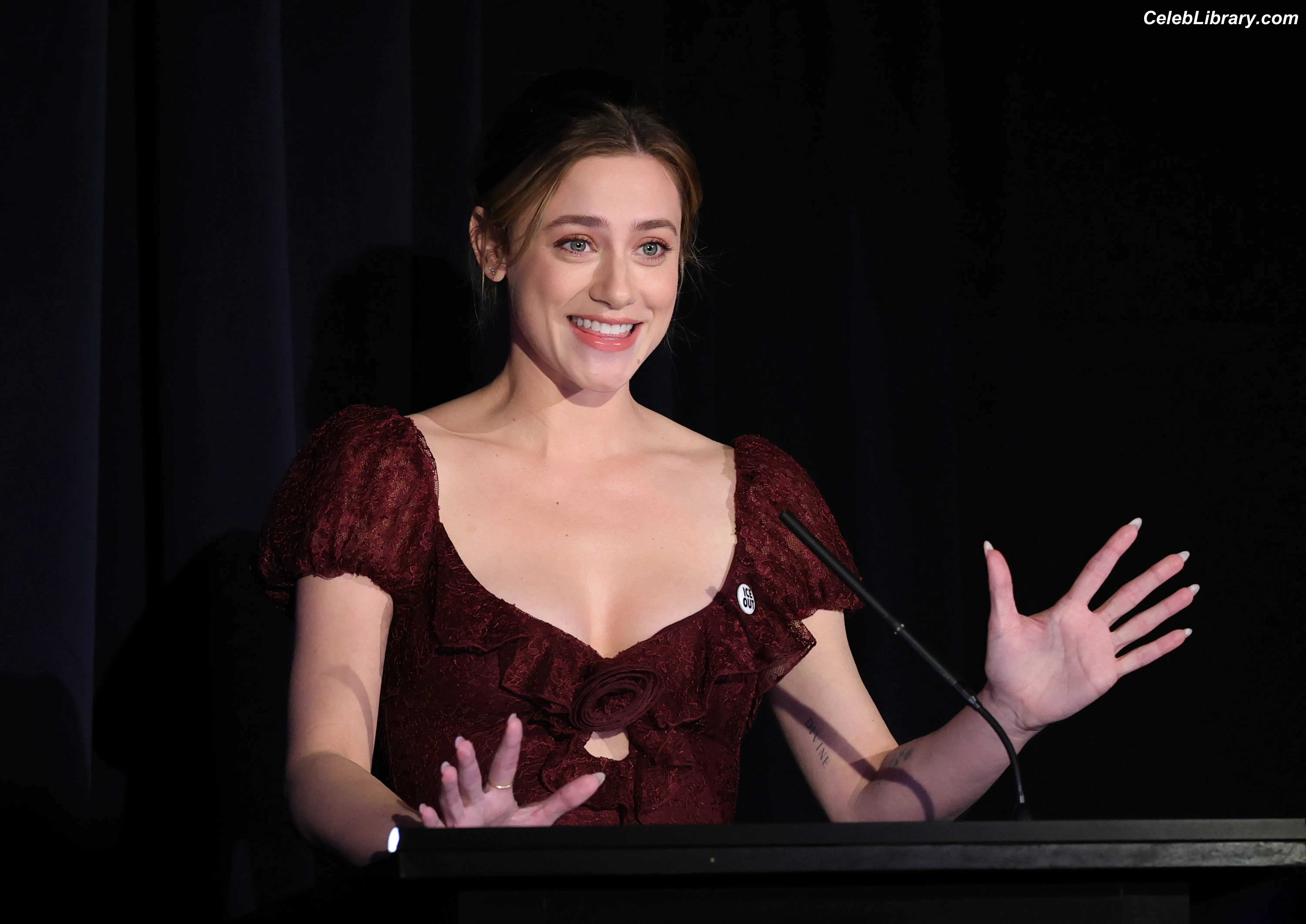 Lili Reinhart photo 11 of 1529