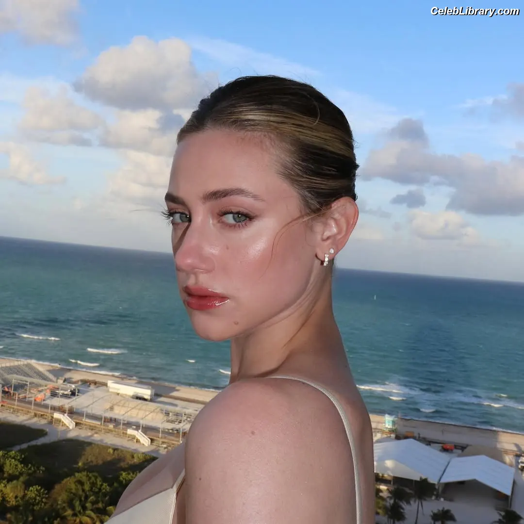 Lili Reinhart photo 23 of 1529