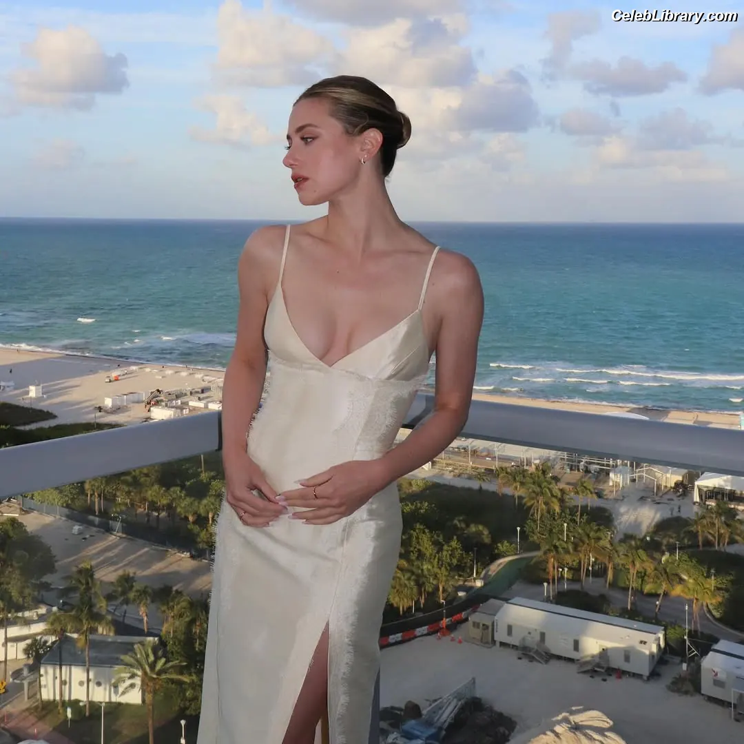 Lili Reinhart photo 24 of 1529