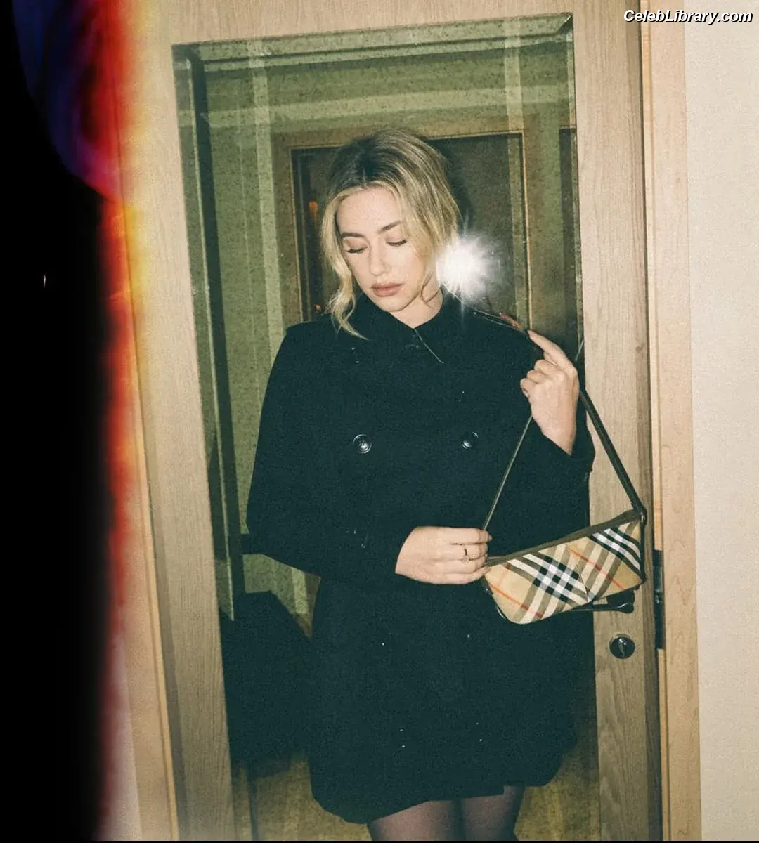 Lili Reinhart photo 5 of 1529
