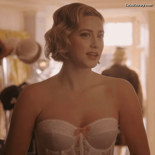 Lili Reinhart photo 8 of 1529