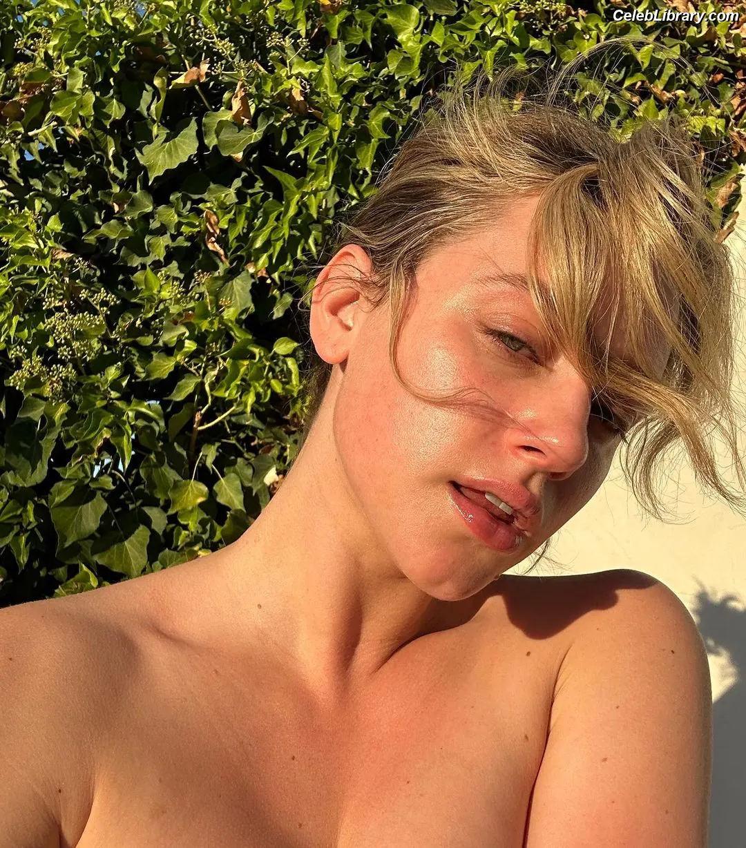 Lili Reinhart photo 10 of 1529