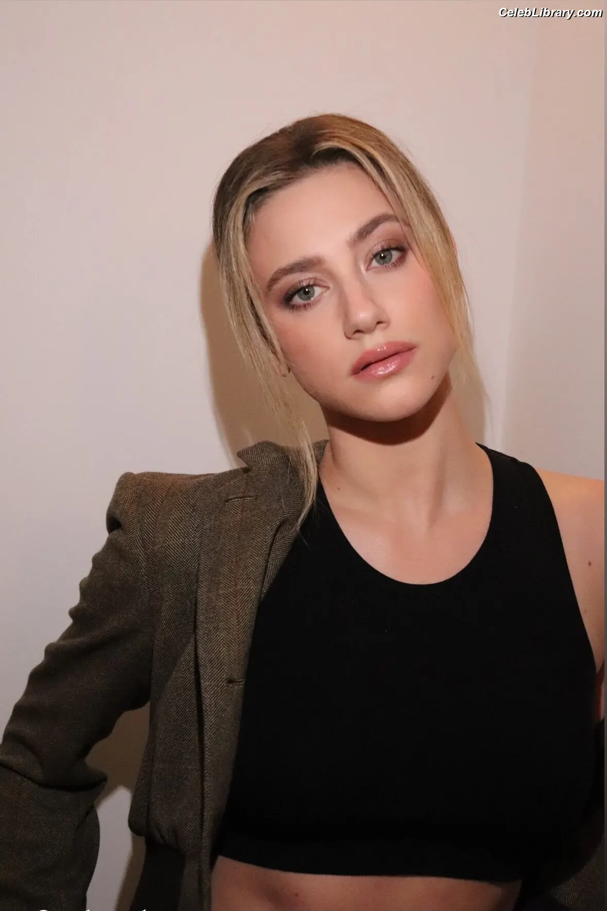 Lili Reinhart photo 10 of 1529