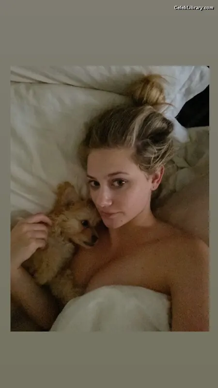 Lili Reinhart photo 7 of 1529