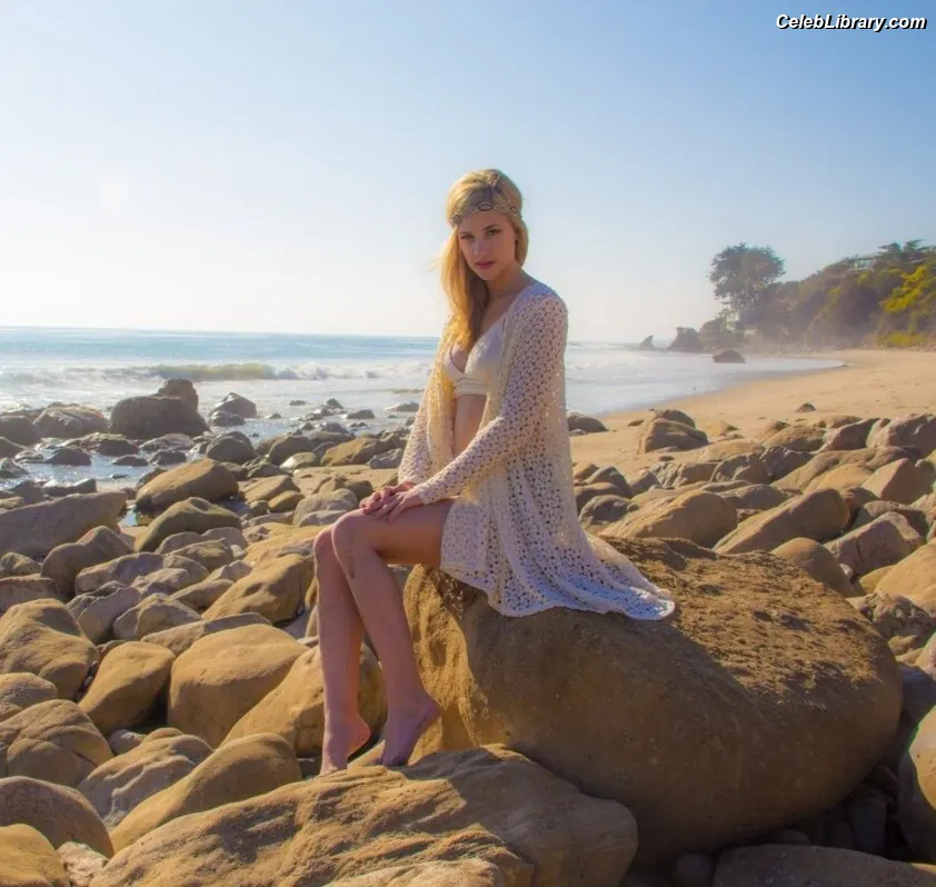 Lili Reinhart photo 5 of 1529