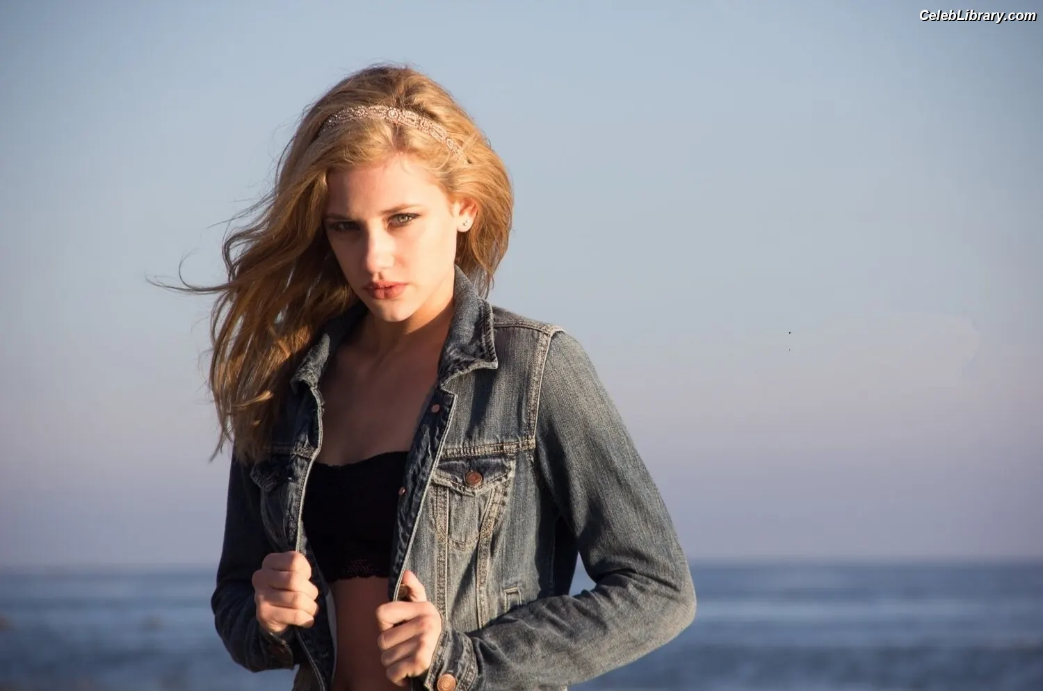 Lili Reinhart photo 7 of 1529