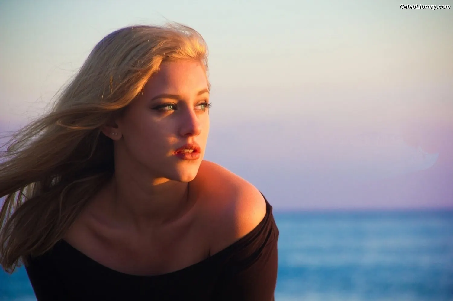 Lili Reinhart photo 15 of 1529