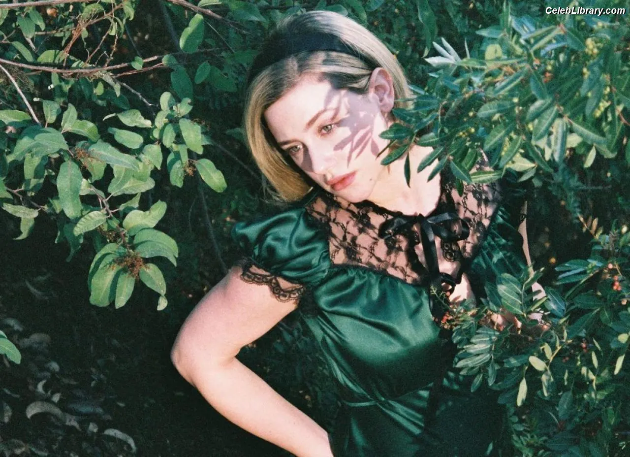 Lili Reinhart photo 16 of 1529