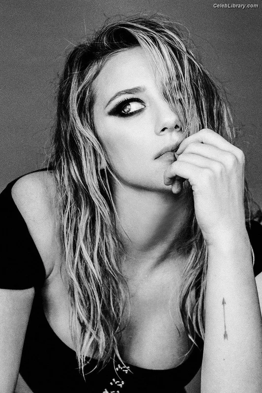 Lili Reinhart photo 12 of 1522