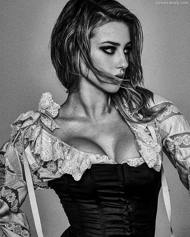 Lili Reinhart photo 8 of 1522