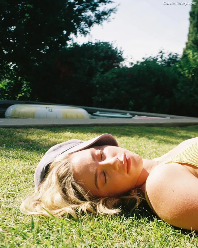 Lili Reinhart photo 22 of 1522