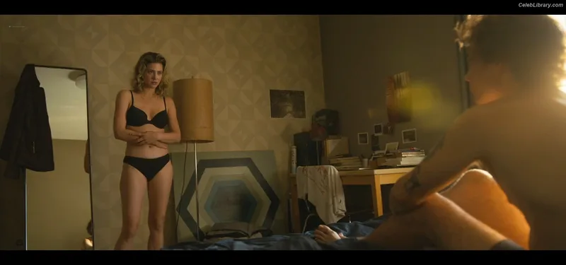 Lili Reinhart photo 3 of 1522
