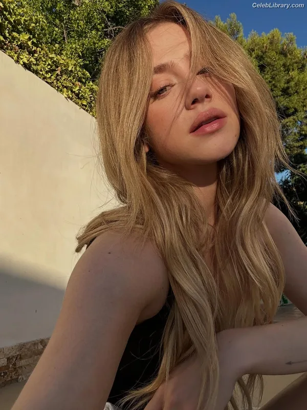 Lili Reinhart photo 4 of 1522