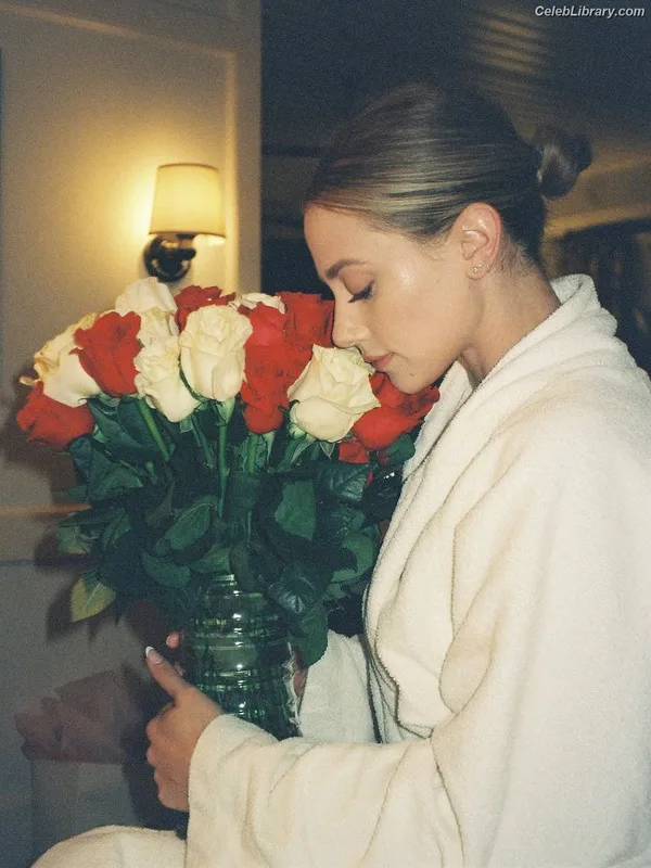 Lili Reinhart photo 5 of 1522