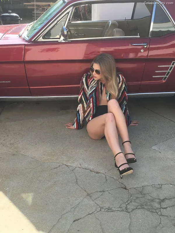 Lili Reinhart photo 12 of 1522