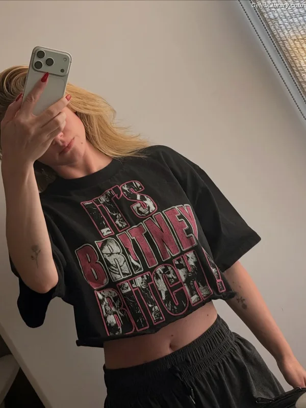 Lili Reinhart photo 3 of 1522
