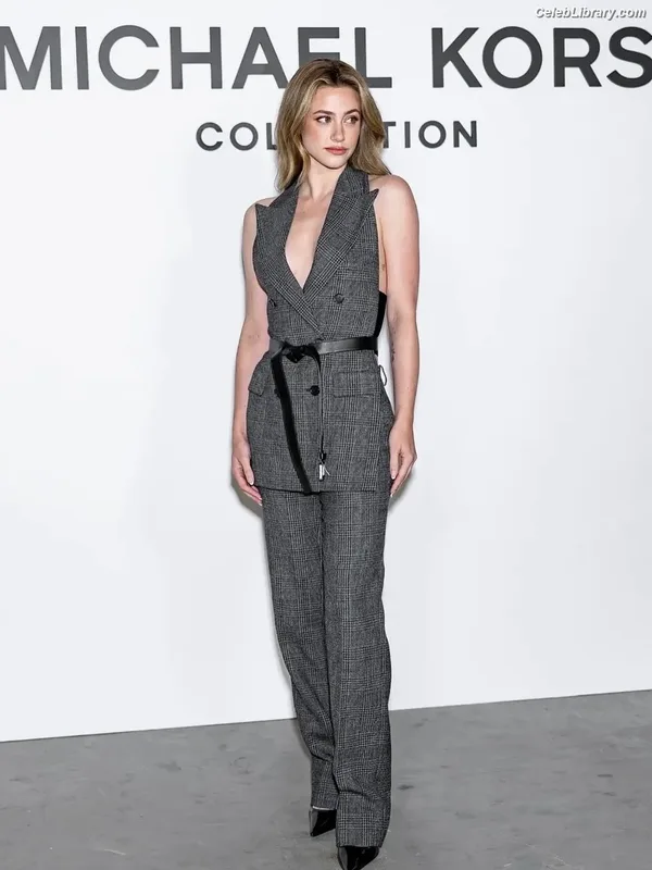 Lili Reinhart photo 10 of 1522