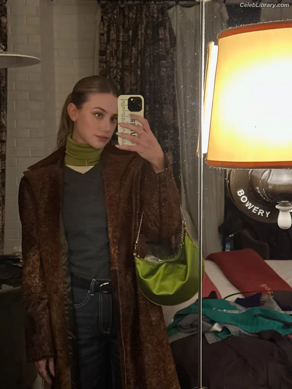 Lili Reinhart photo 9 of 1522