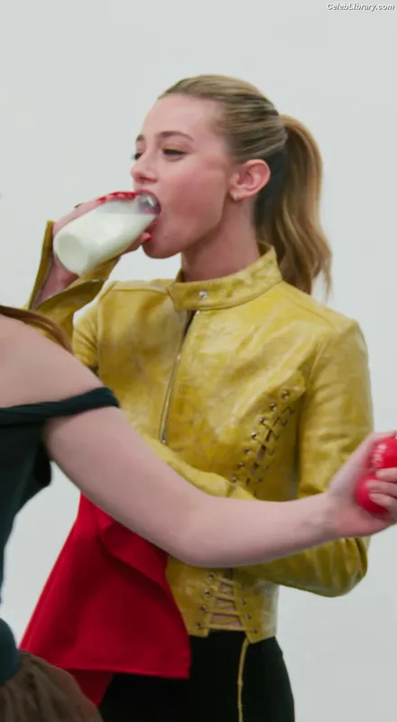 Lili Reinhart photo 4 of 1522