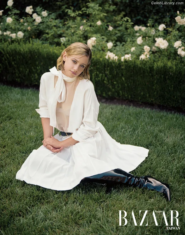 Lili Reinhart photo 21 of 1522