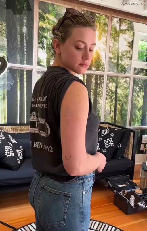 Lili Reinhart photo 18 of 1522