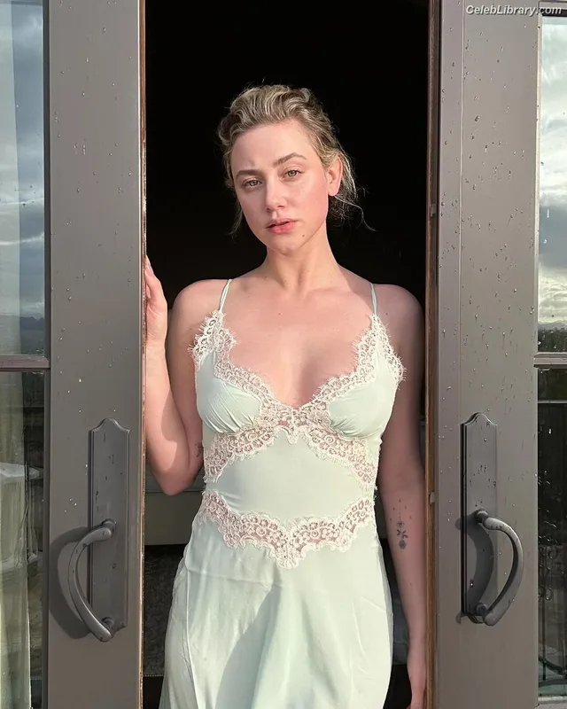 Lili Reinhart photo 21 of 1522