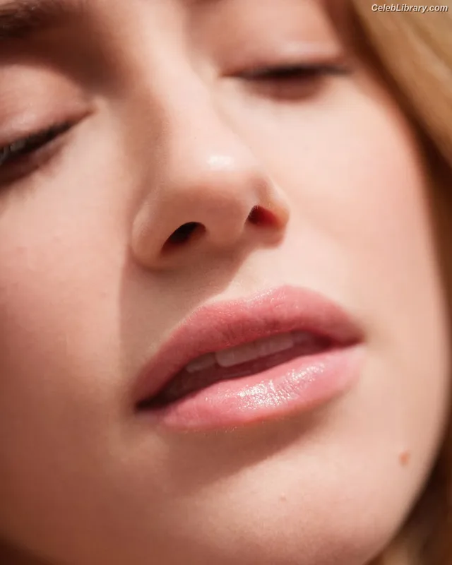 Lili Reinhart photo 22 of 1522