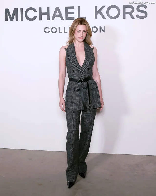 Lili Reinhart photo 11 of 1522