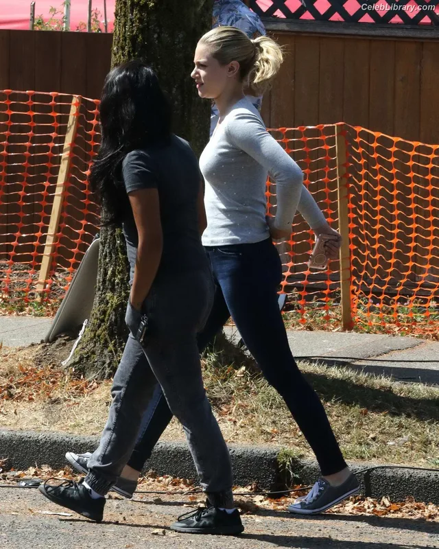 Lili Reinhart photo 10 of 1522