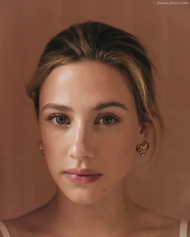 Lili Reinhart photo 11 of 1522