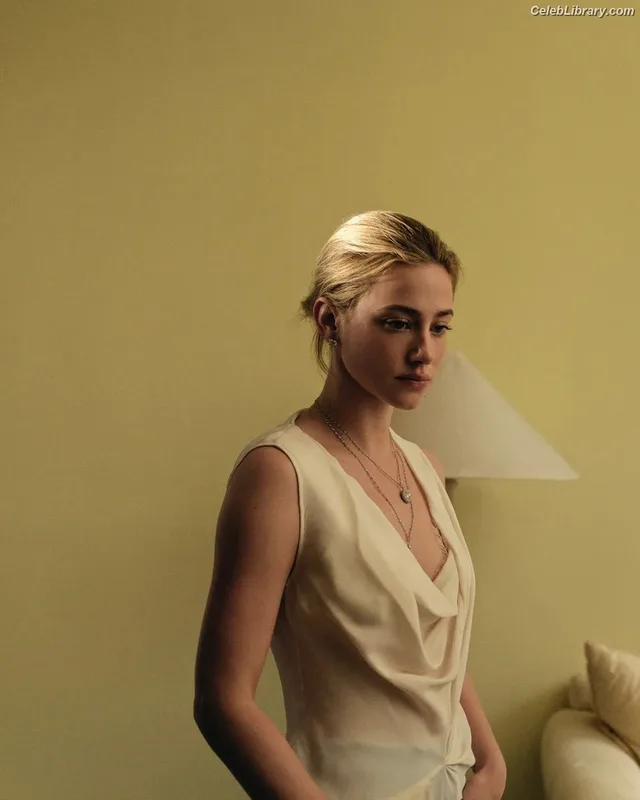 Lili Reinhart photo 12 of 1522