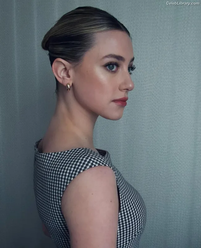 Lili Reinhart photo 22 of 1522